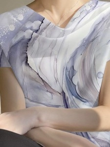 Simple and elegant ink print satin collar shirt